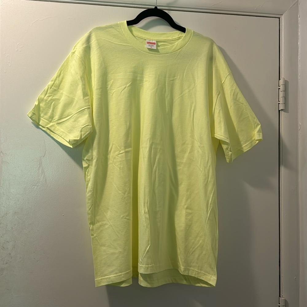 NWOT Unisex XL Supreme Tshirt